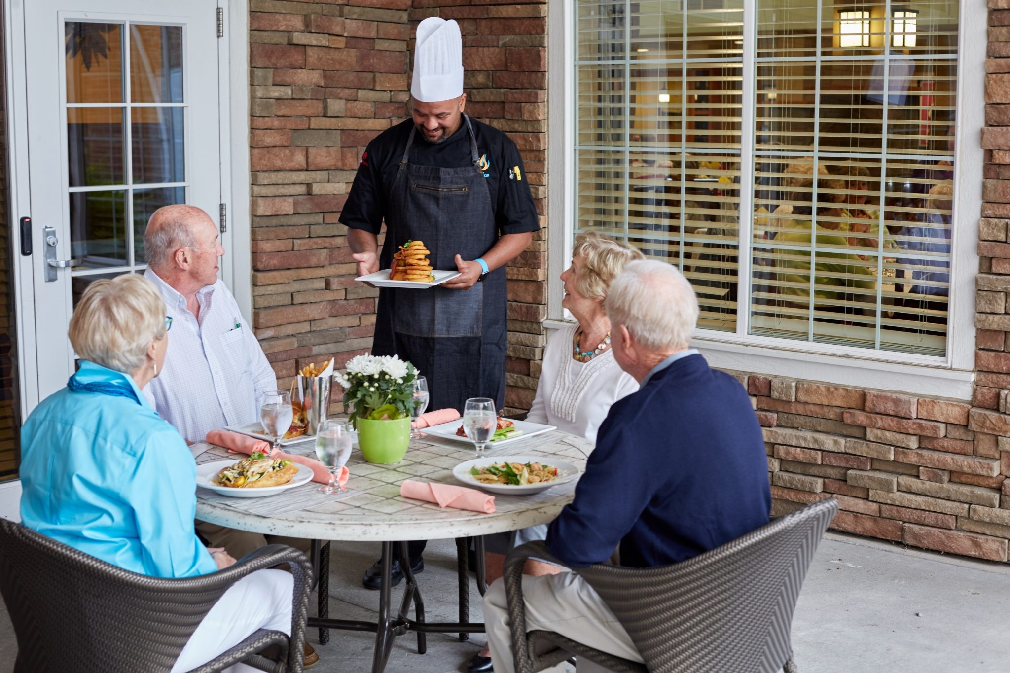 residents dining outdoors largelandscape